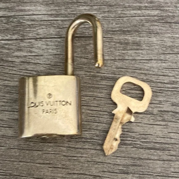 Louis Vuitton #321 Lock and Key (Authentic) Preloved - Picture 4 of 11